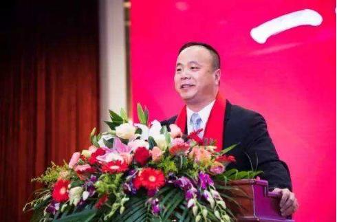 一年净赚70亿，全国开店22000家，这位温州企业家火了