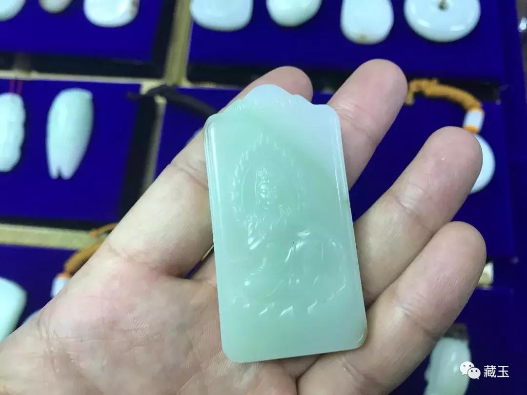 和田玉俄料值不值得入手,和田玉籽料和俄料到底有什么区别