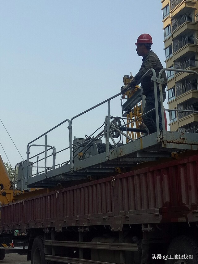 一个塔吊一年赚多少钱,一个塔吊多少工人