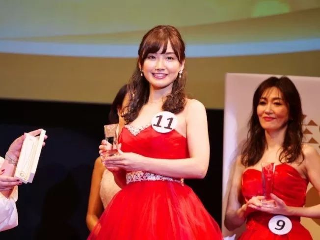 日本52岁单身阿姨选美夺冠,52岁日本主妇荣获选美冠军