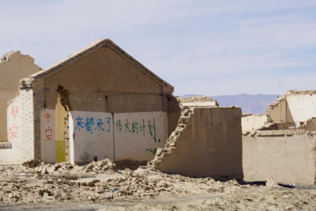 茫崖艾肯泉夏季游攻略,青甘大环线艾肯泉