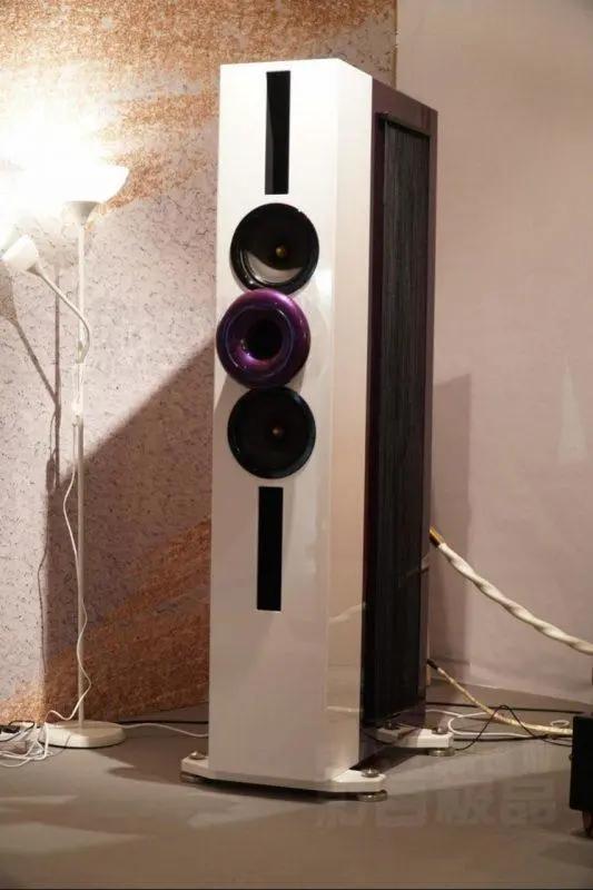 这只“火鸟”是白色的，CessaroFirebird扬声器