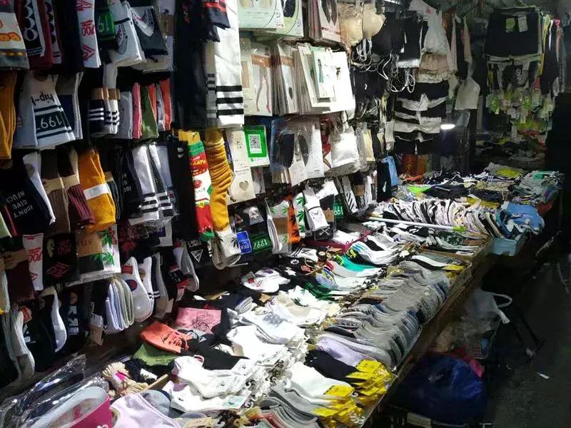 刺纹身脚踩松糕鞋那些年小寨百汇里西安80、90后的非主流青春