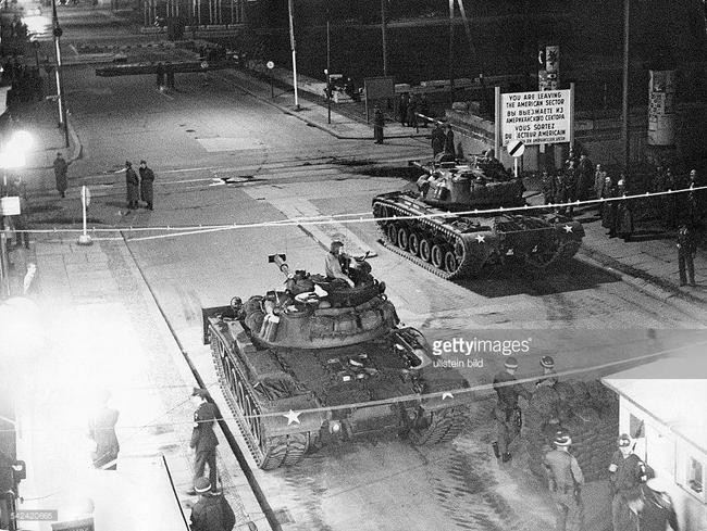 人类接近灭亡的三次事件,查理检查站对峙事件前因后果