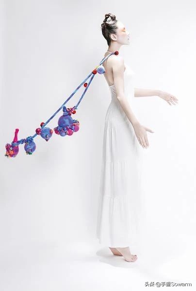 从伯明翰珠宝学院毕业后,她成为“国内羊毛珠宝第一人”