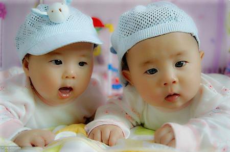 姐妹双胞胎吃豆浆,双胞胎姐妹天天喝牛奶