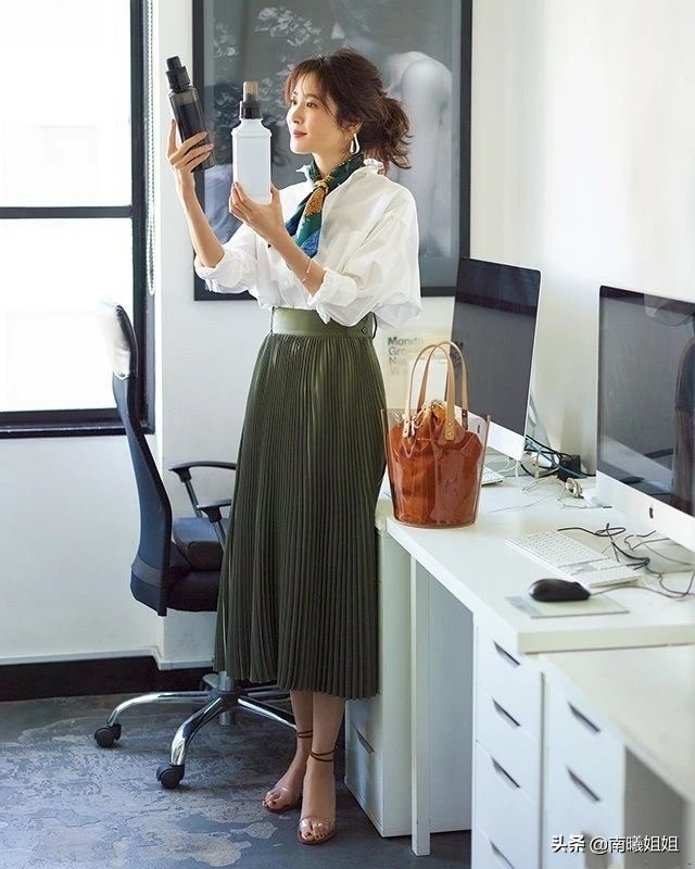 中年女性系丝巾不要一成不变,适合中年妇女围的丝巾