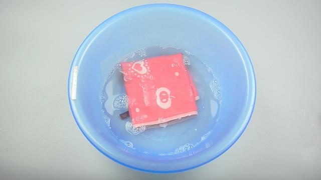 毛巾脏了拿盐和牙膏和什么洗干净,毛巾脏了别用开水煮教你一招