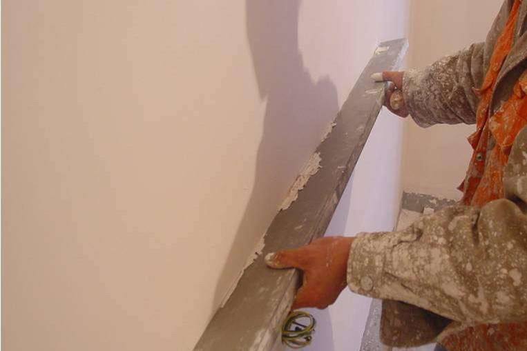墙面刮腻子怎么比较平,墙面刮腻子怎么才能不掉灰