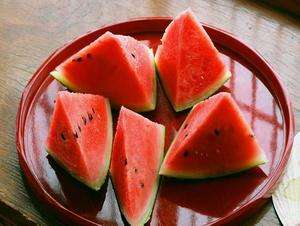 吃西瓜到底用不用吐种子,吃西瓜要不要吐瓜子