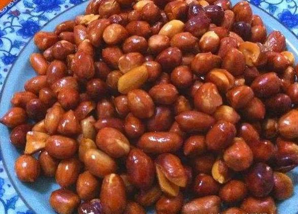 花生米一炸就糊？老火夫教你“1招”，保证又酥又脆不回软