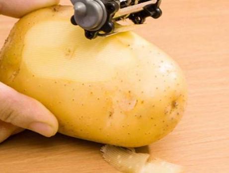 炸薯片时,别直接下锅炸,多加1个步骤,薯片薄又脆,比锅巴好吃