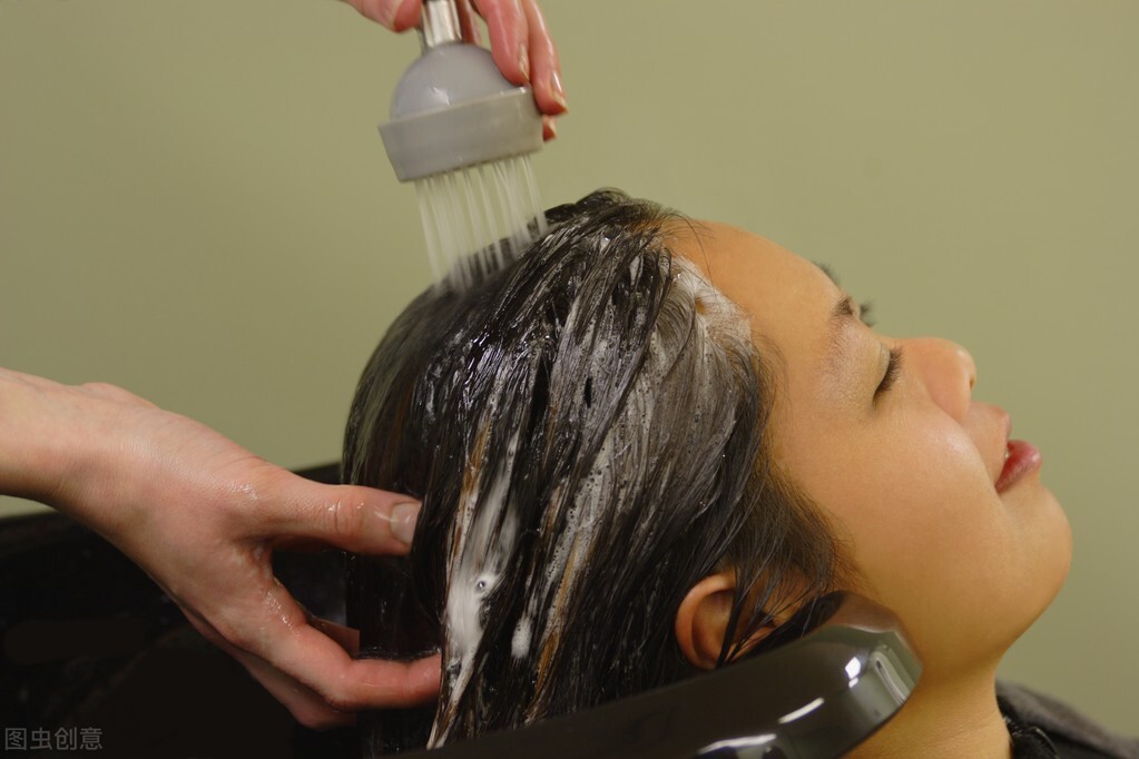 染过的头发用什么洗头掉色快,刚染的头发用什么洗头掉色最快