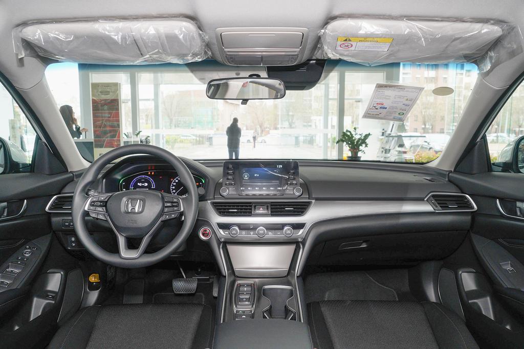 2018款雅阁：定位中型车，共9款车型，指导价17.98万-25.98万