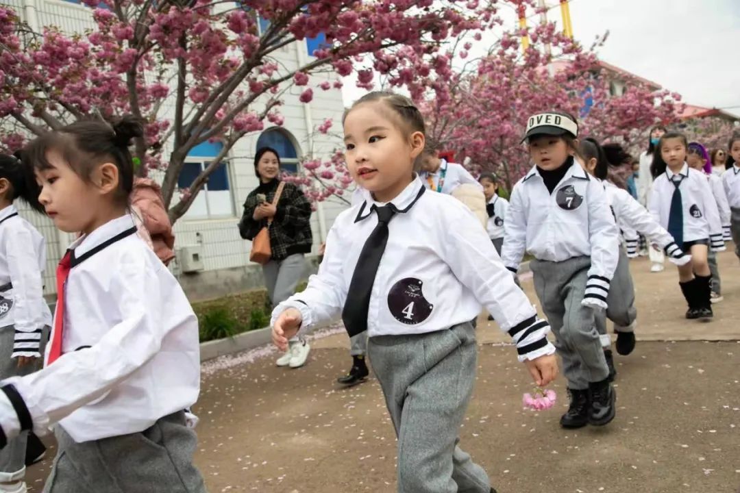 莱阳美韵莱西甜心的小超模们走进樱花小镇濯村大型社会实践活动
