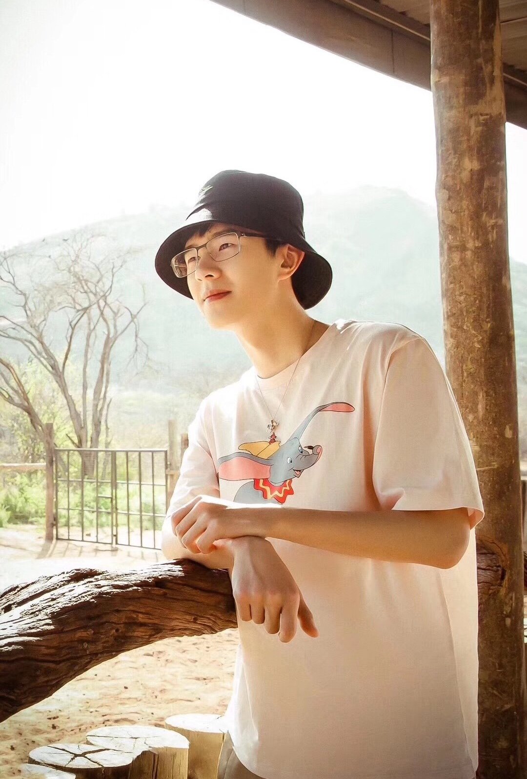 优衣库与kaws联名t恤 (优衣库kaws联名t恤图片)