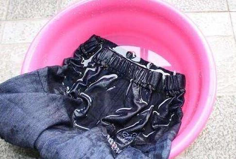 牛仔裤褪色了怎么补救,牛仔裤褪色严重怎么办小窍门