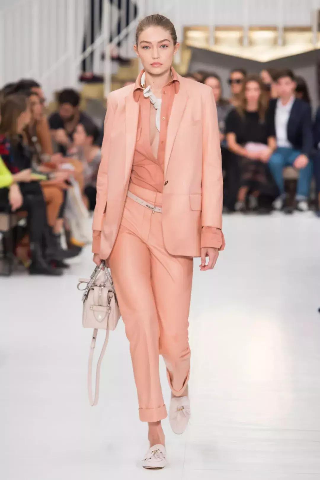 今年爆款皮毛一体女装,高档红色皮毛一体女装新款