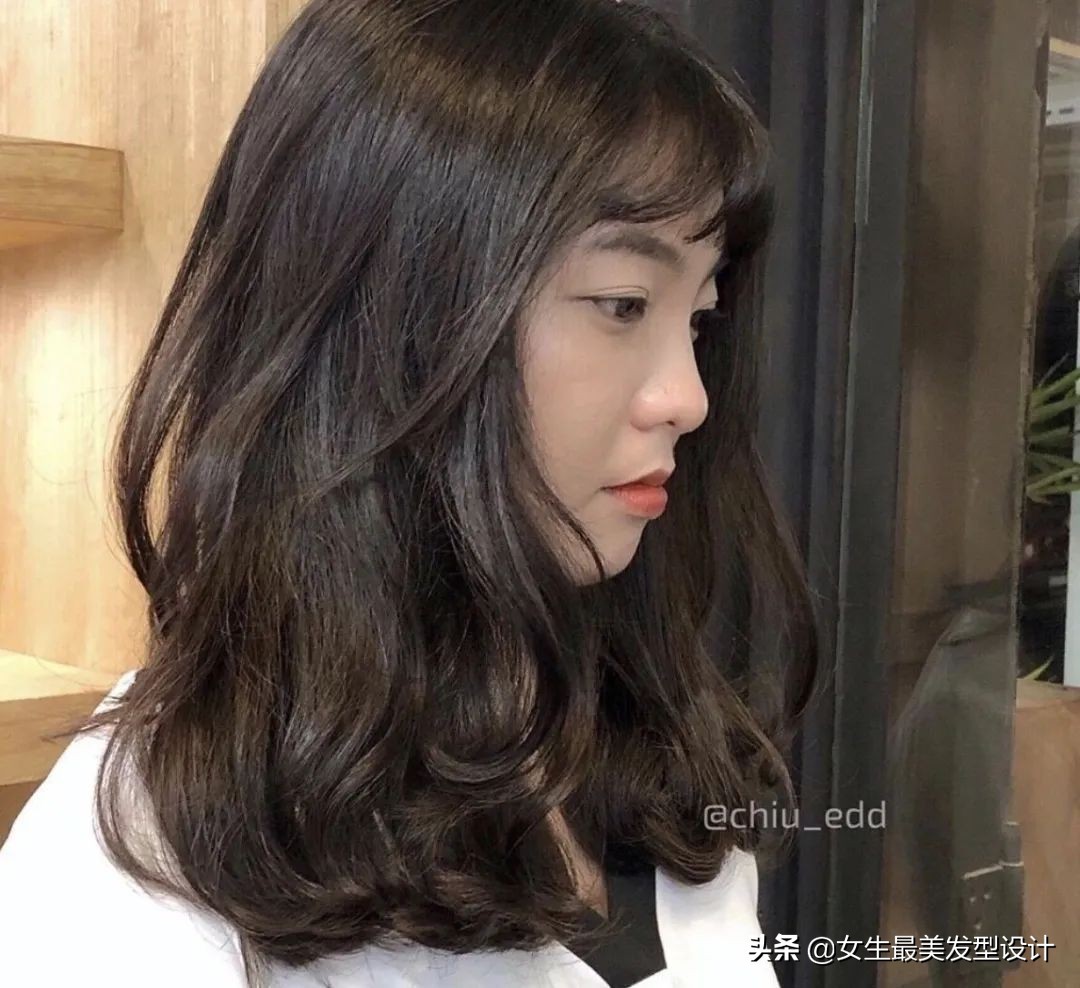 中长卷发扎温柔减龄披肩发,中长发成熟卷发教程