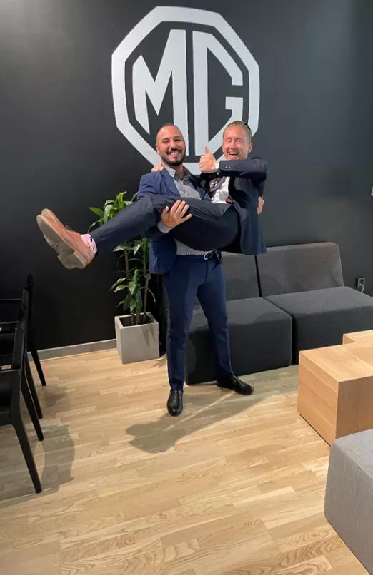 你在排队买新iPhone，而这群瑞典人为了买辆MG排了两个小时