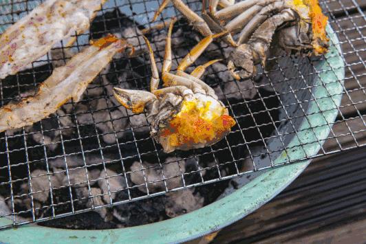 趁着午休两小时，他们在天台上组了个jió盆烤肉趴