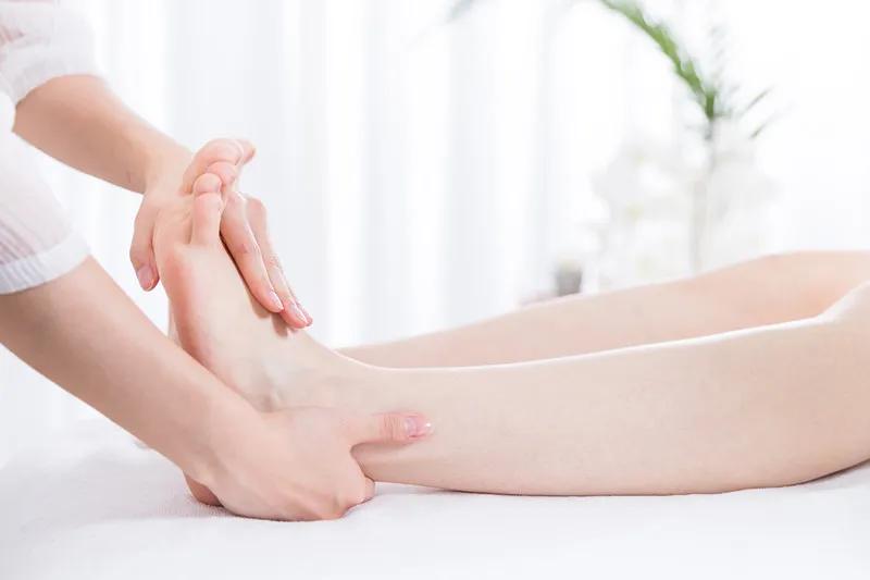 拉足背能拉开哪四条经络,足上疏通经络