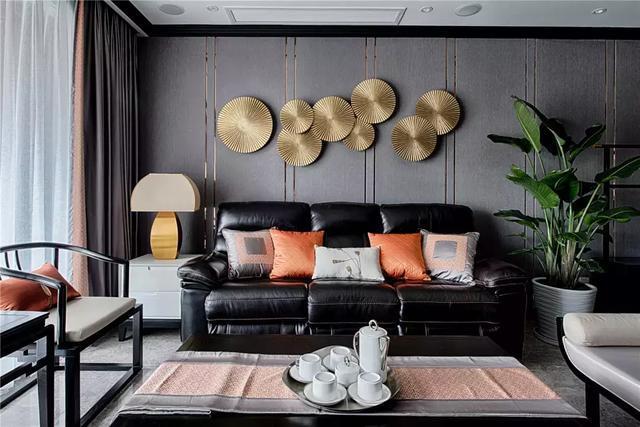 128㎡新中式装修，客厅搭配黑色皮沙发，既时尚又上档次