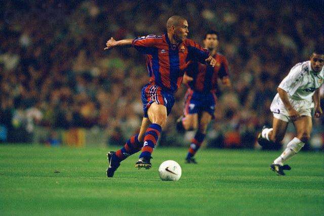 足球场上你最适合打什么位置,假如你是守门员什么球都可以接住