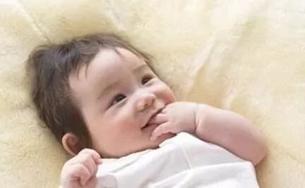 有关宝宝吃手的小故事,关于宝宝吃手的句子