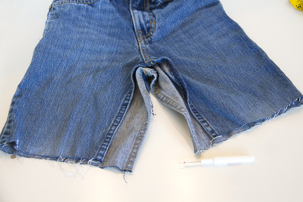 把一条闲置的牛仔裤改造成牛仔短裙，只要学会这个方法，轻松制作