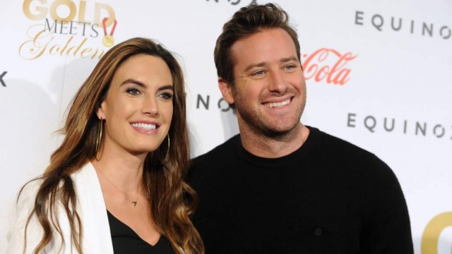 男星任由2岁儿子吸吮自己的脚趾长达7分钟，影片曝光后引起声讨