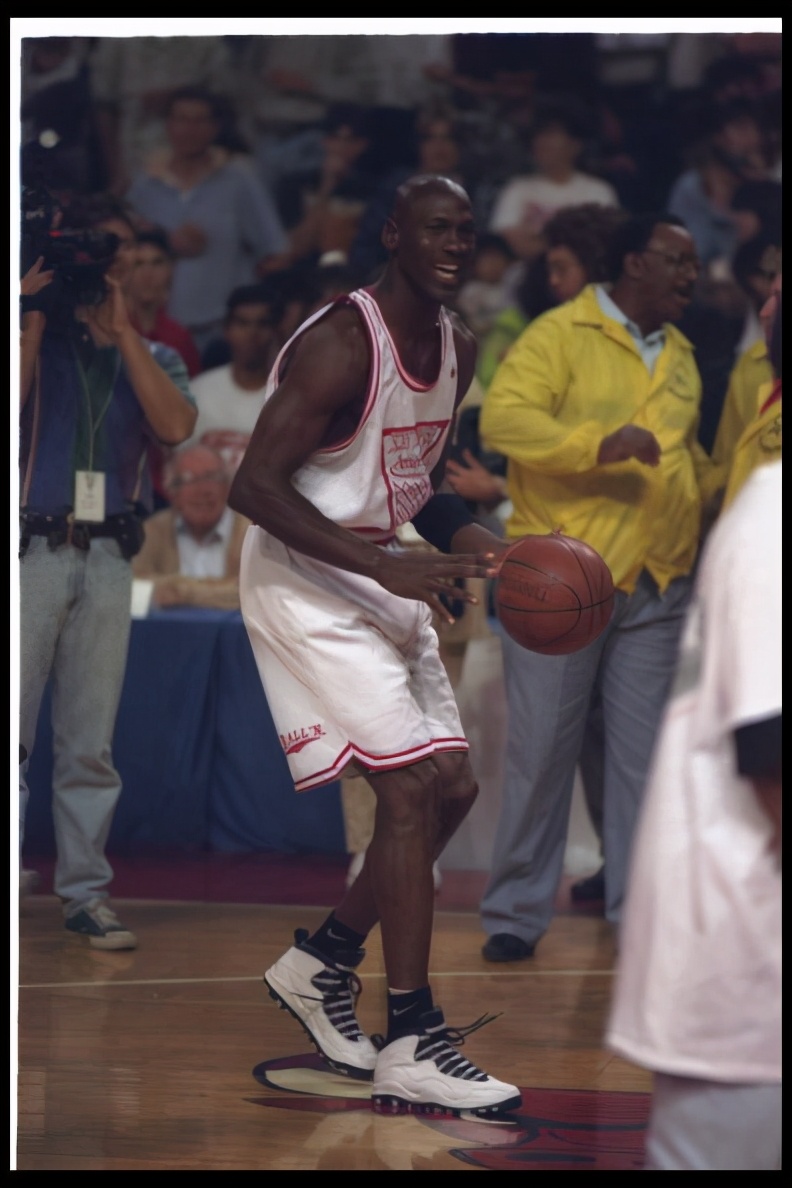 乔丹巨星传记下,乔丹传记27章完整版