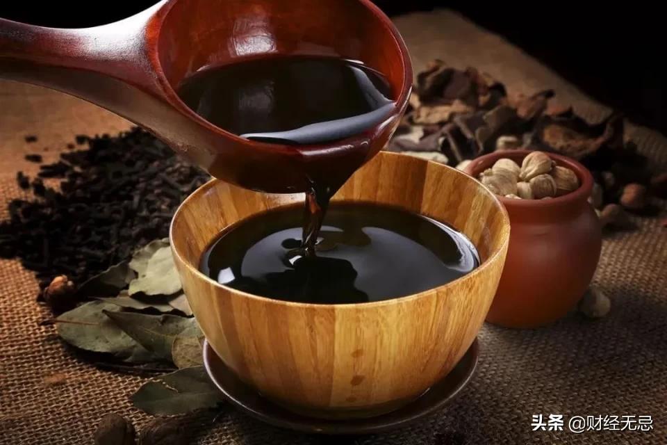 一年净利2亿,董监高套现17亿,“酱油界茅台”还香吗?