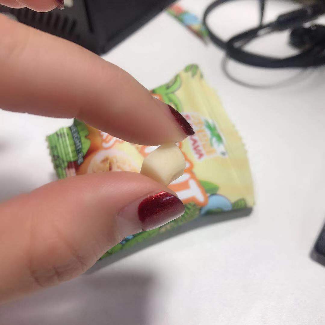 椰香味十足的椰子脆块,马来西亚椰子脆