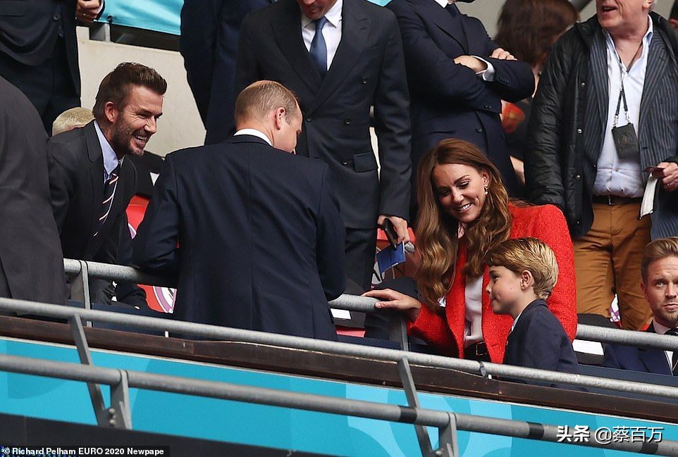 乔治王子看英格兰踢球,乔治王子穿西服看球赛