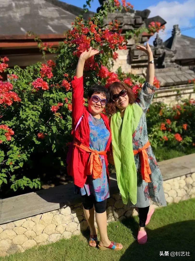 大妈旅游拍照姿势大全高级感,中国大妈旅游团拍照