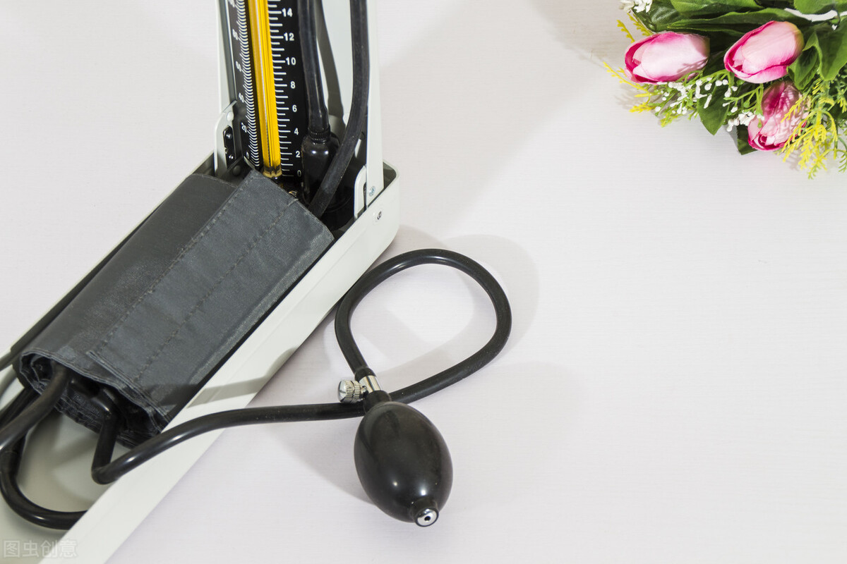 用腕式血压计如何正确量血压,腕式血压计和水银血压计哪个准