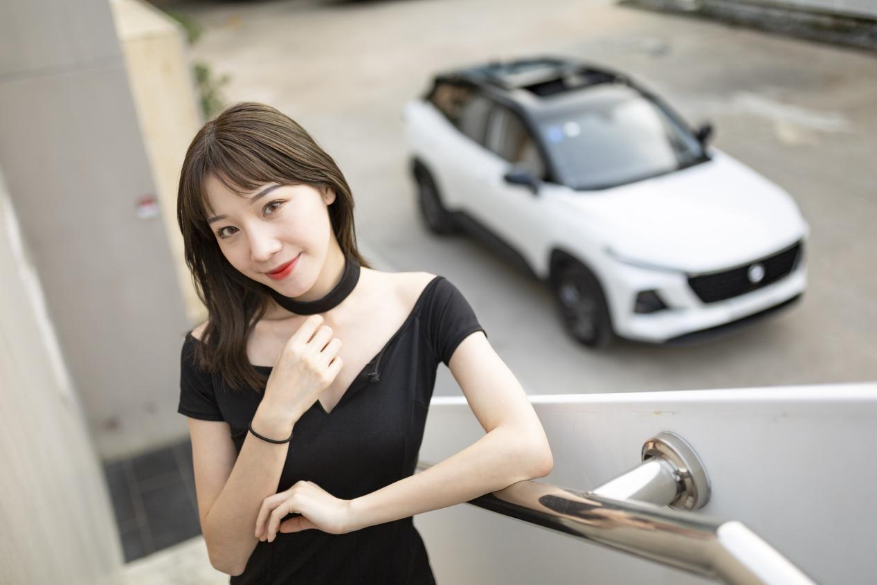 美女淘宝店主当车模,为爱车打CALL,能发微信的RS-3让她时刻在线