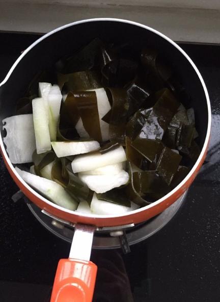 泡干海带换水吗,泡干海带的正确方法