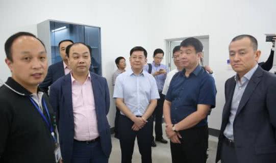 黄光裕终于出狱！而8年前就出狱的哥哥黄俊钦，现在怎么样了？