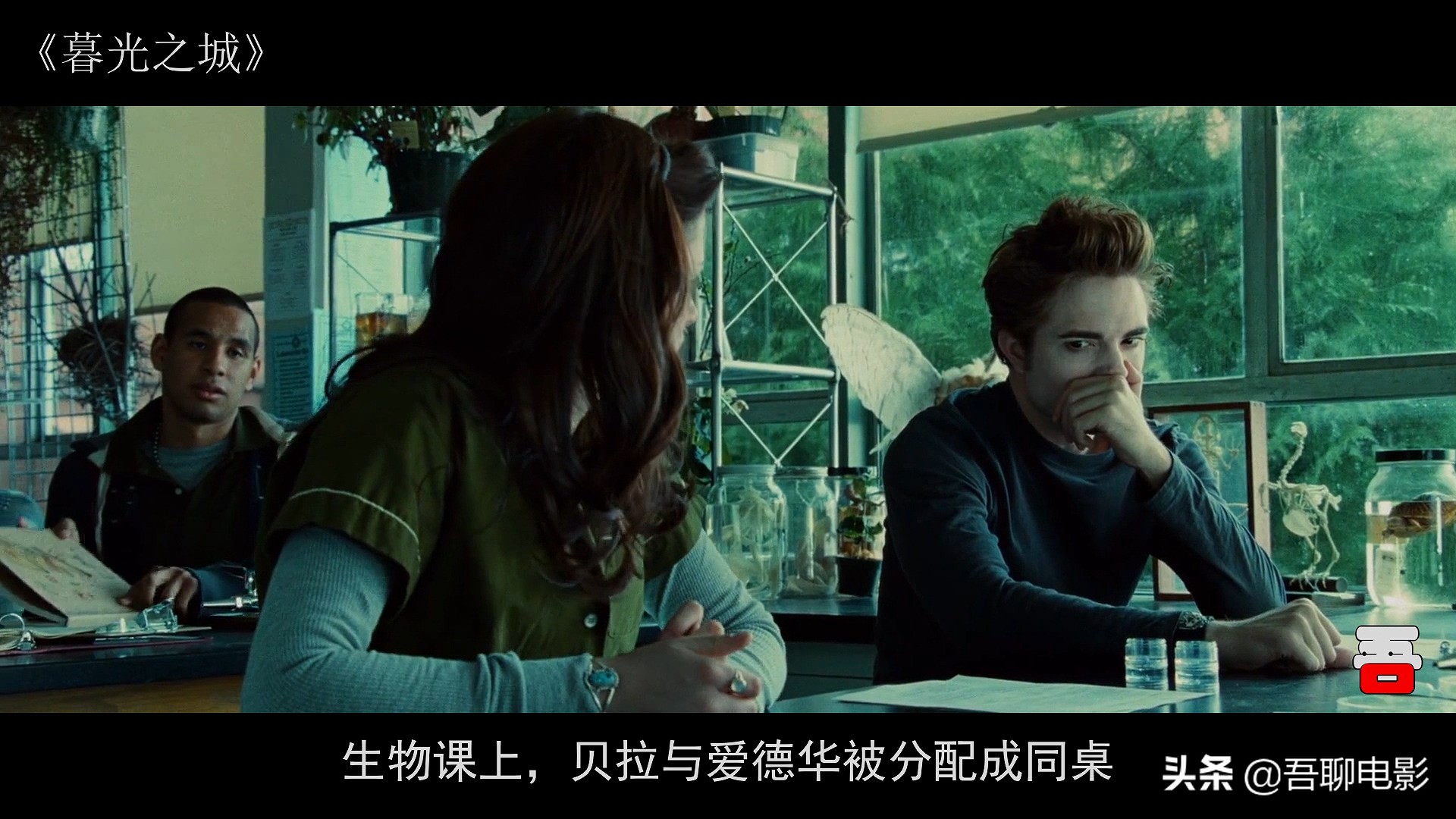 一部风靡全球的奇幻片，小伙死后变成吸血鬼，单手可以推开汽车