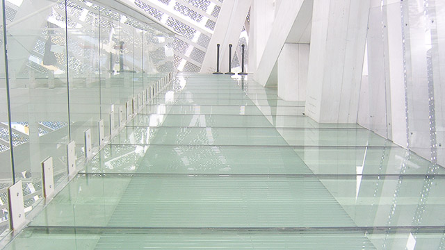 淋浴房钢化玻璃防爆膜有必要装吗,阳台钢化玻璃需要贴防爆膜吗