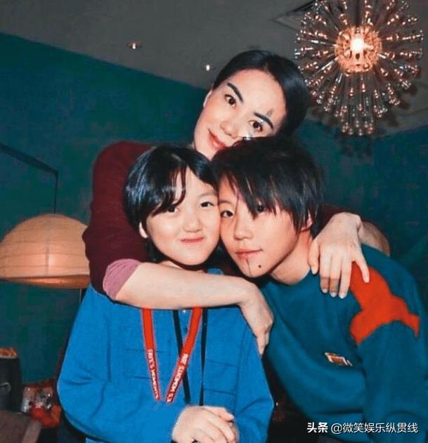 李嫣王菲头发照片,王菲李嫣近照大红色少女