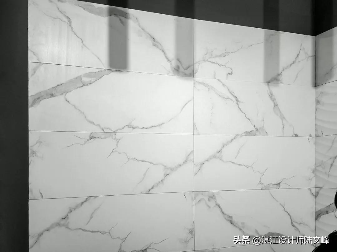 大理石瓷砖永不过时的地砖颜色,有大理石纹的浅灰色瓷砖