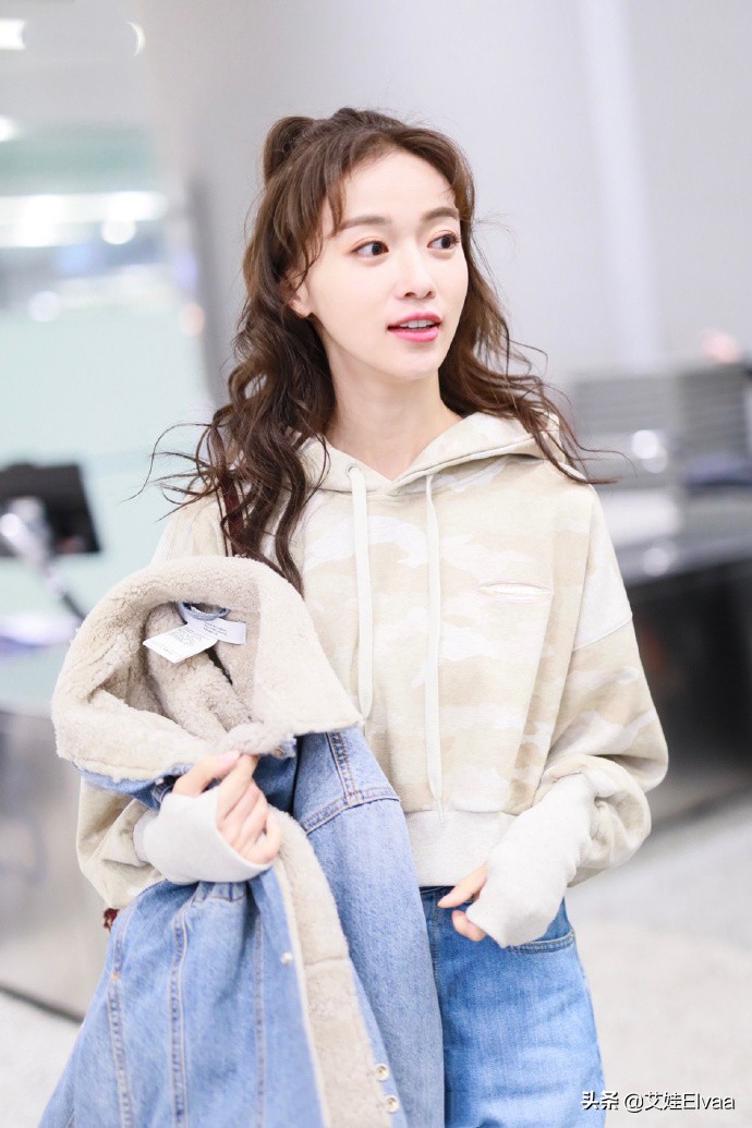 吴谨言半扎丸子头,吴谨言丸子头高领衫出席活动