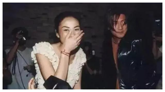 王菲谢霆锋合体想谈什么样的恋爱,王菲谢霆锋一反常态高调秀恩爱