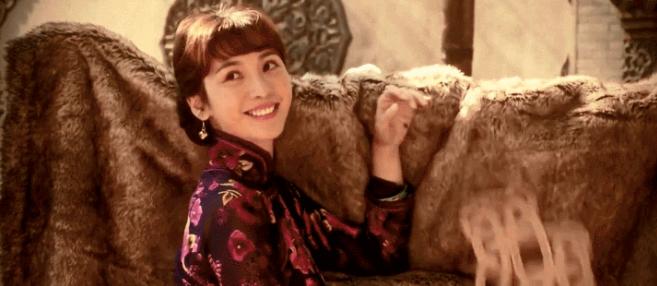 敢这样“露”的柳岩，坚强-是她的外衣