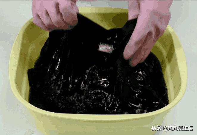 黑色衣服发白怎么恢复黑色小妙招,黑色衣服褪色了发白如何恢复原色