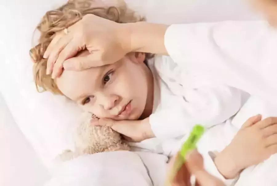 退热贴和发烧药,退烧贴跟退烧药哪种副作用小