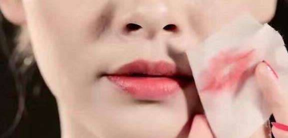 干燥的秋季如何拯救干裂的嘟嘟唇,精致女人保养的方法